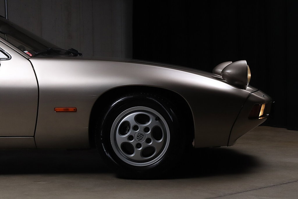Porsche 928