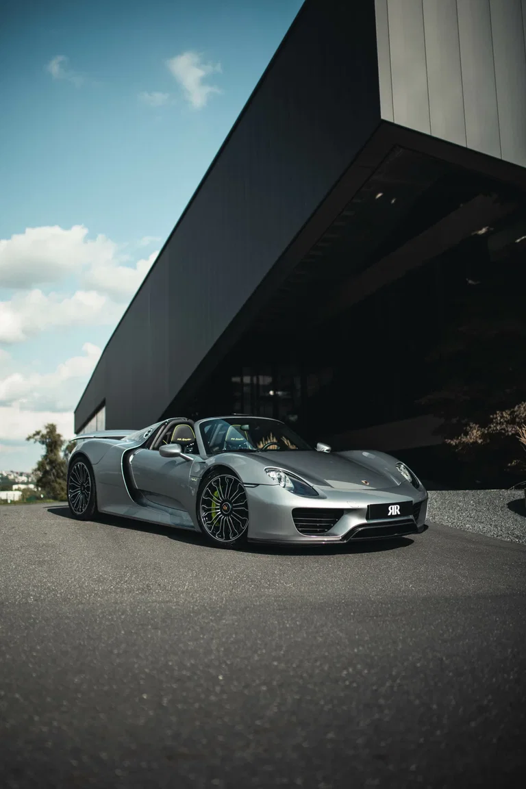 Porsche Silver – Between understatement and motorsport