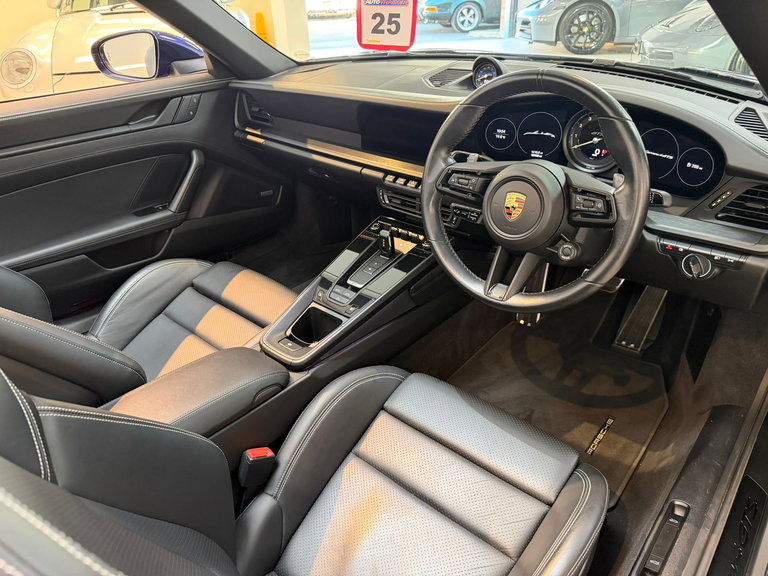 Porsche 992 Carrera 4 GTS