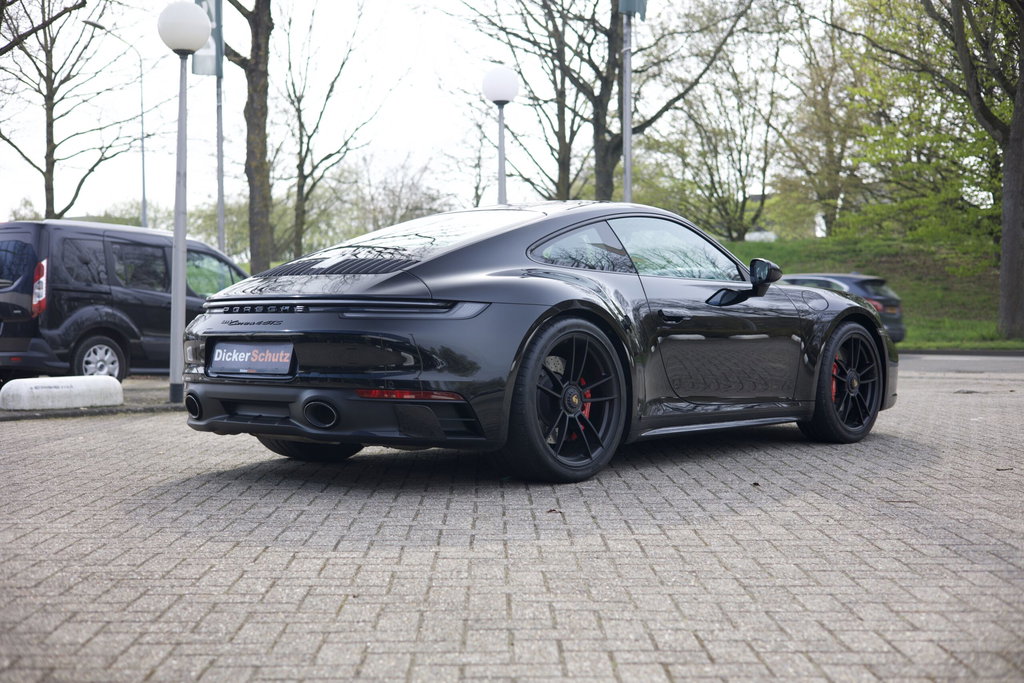 Porsche 992 Carrera 4 GTS