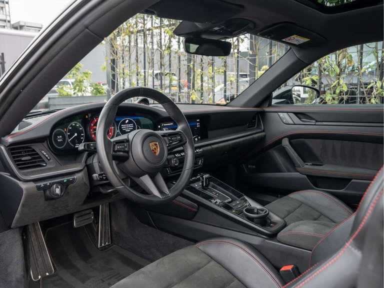 Porsche 992 Carrera 4 GTS