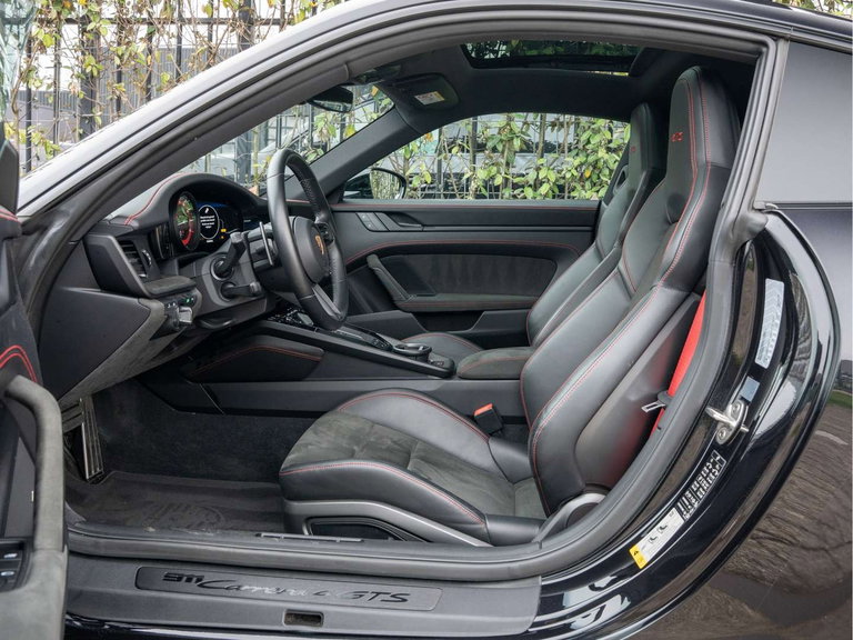 Porsche 992 Carrera 4 GTS