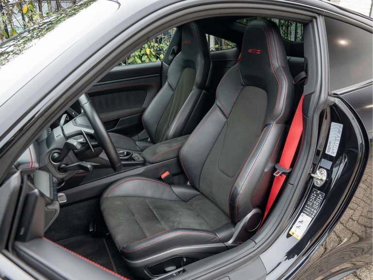 Porsche 992 Carrera 4 GTS