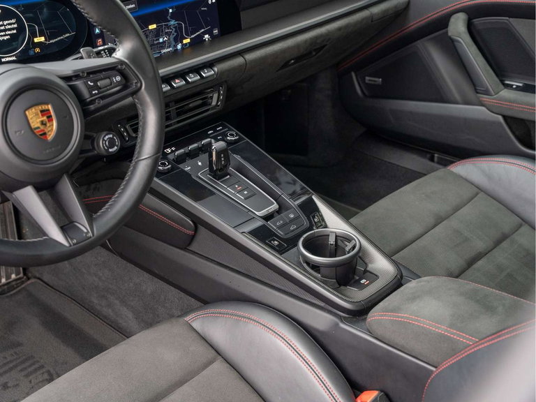 Porsche 992 Carrera 4 GTS