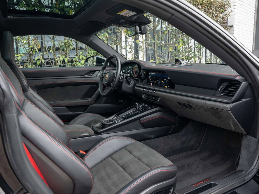 Porsche 992 Carrera 4 GTS