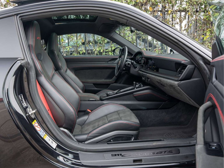 Porsche 992 Carrera 4 GTS