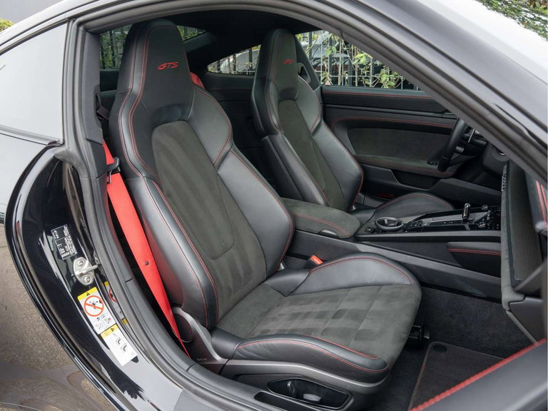 Porsche 992 Carrera 4 GTS