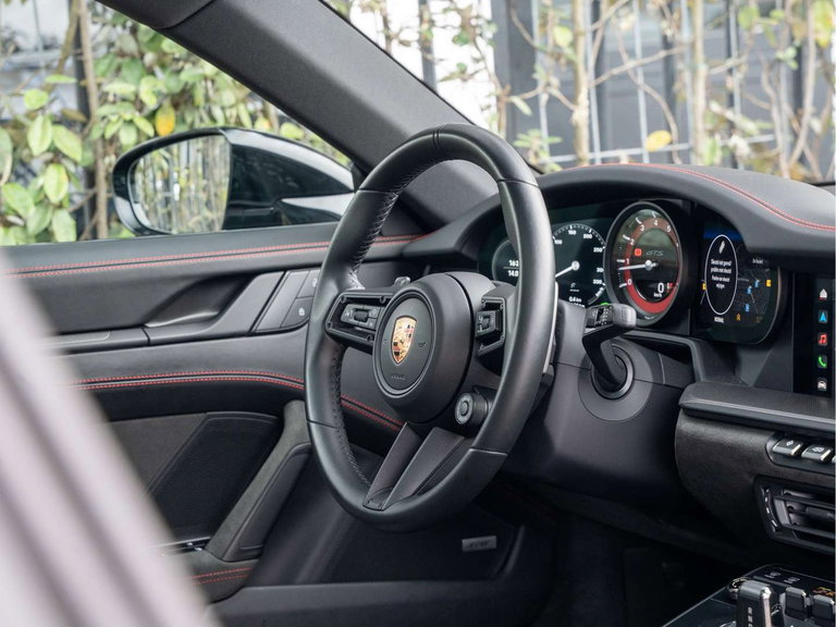 Porsche 992 Carrera 4 GTS