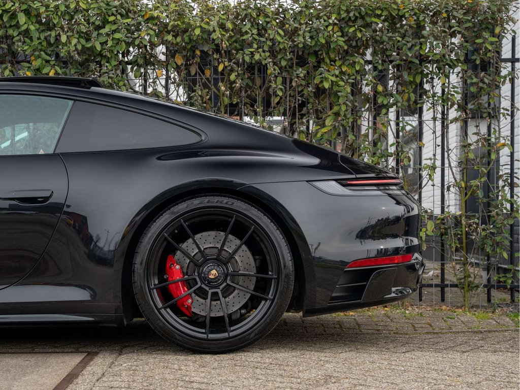 Porsche 992 Carrera 4 GTS