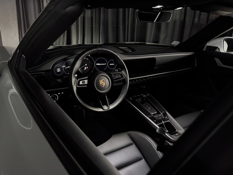 Porsche 992 Carrera 4