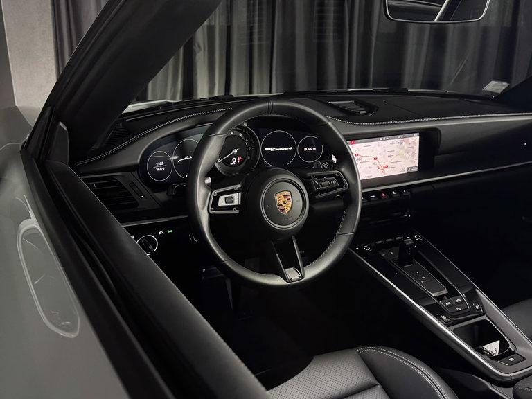 Porsche 992 Carrera 4