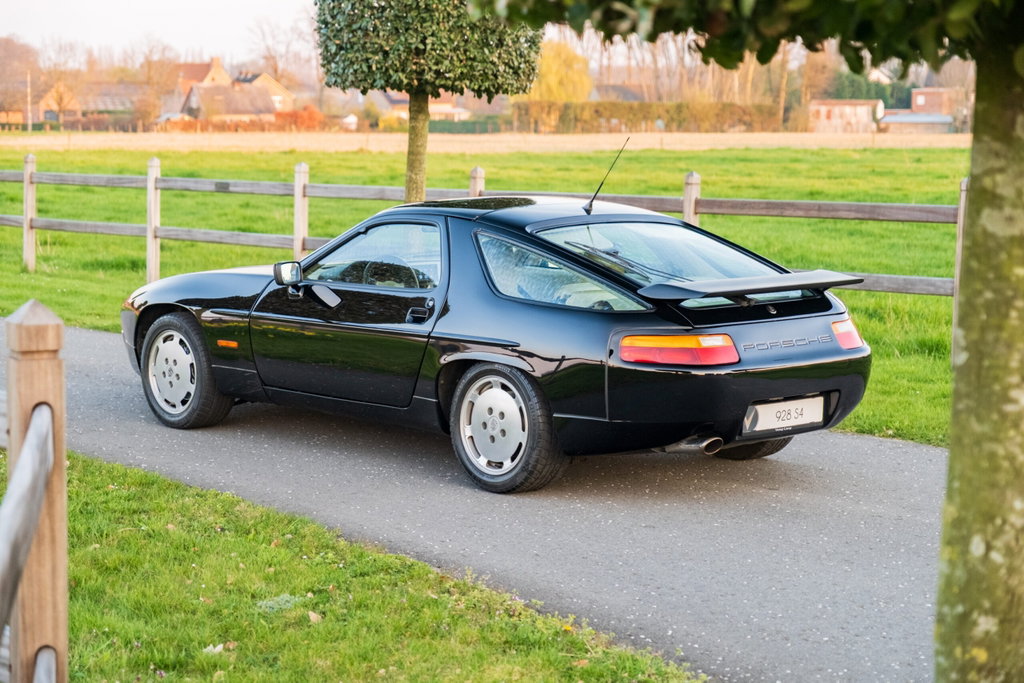 Porsche 928 S4
