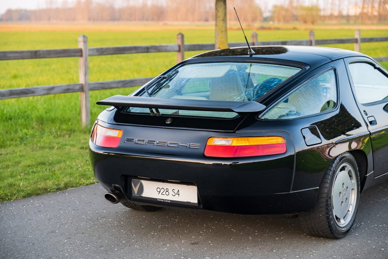 Porsche 928 S4