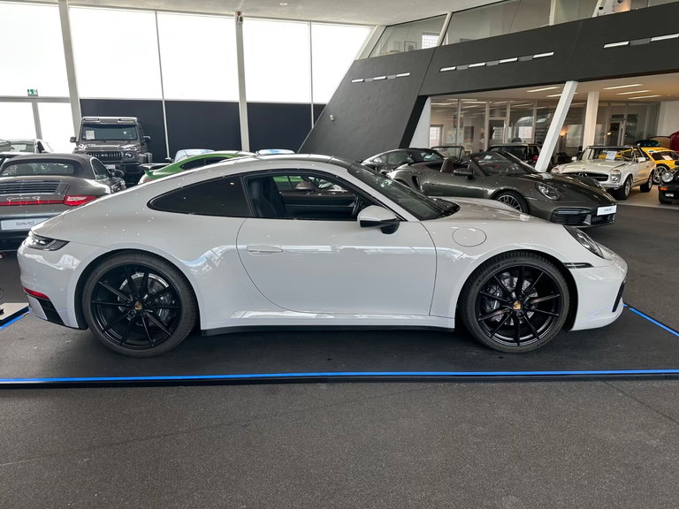 Porsche 992 Carrera
