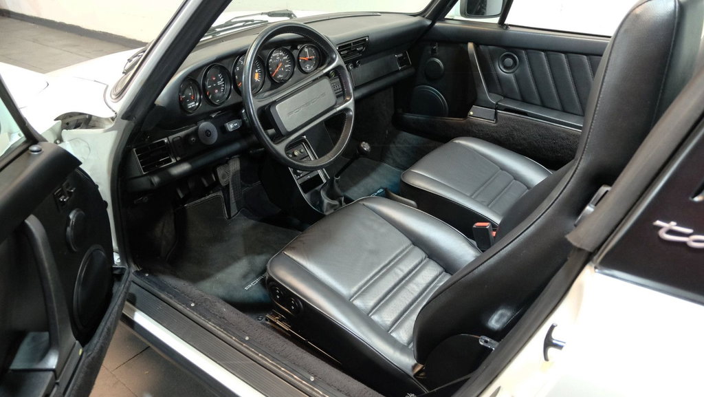 Porsche 911 Carrera 3.2 (US)