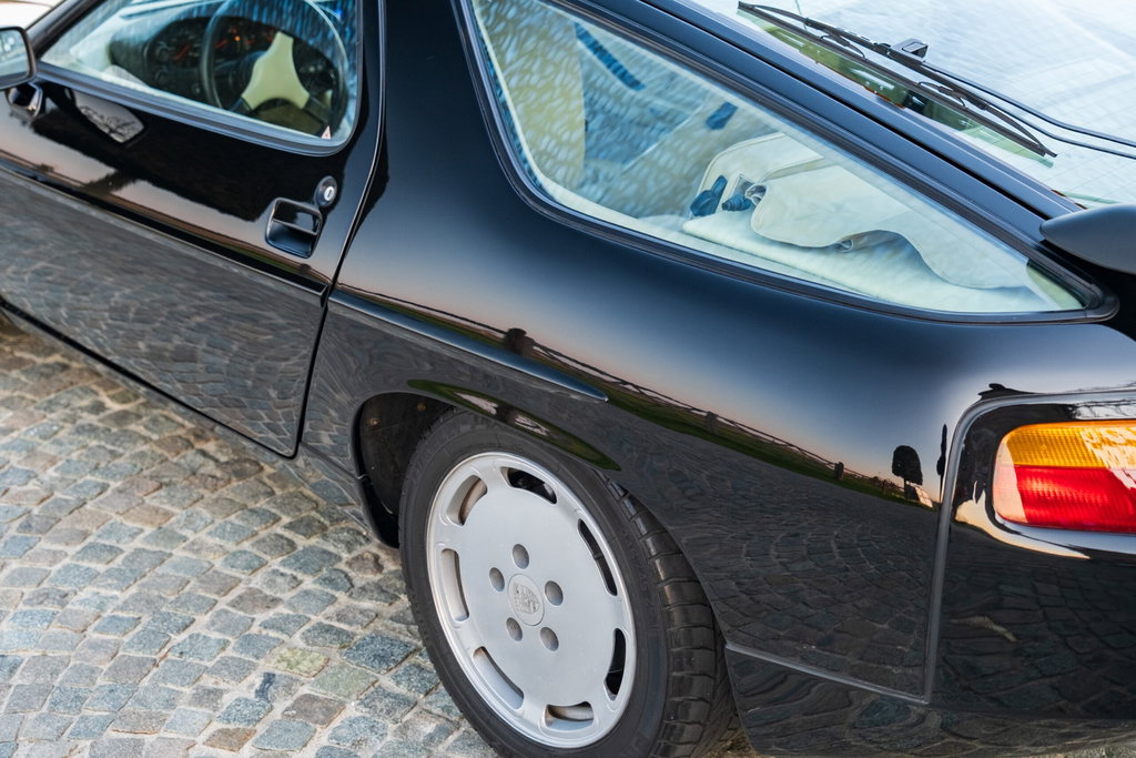 Porsche 928 S4