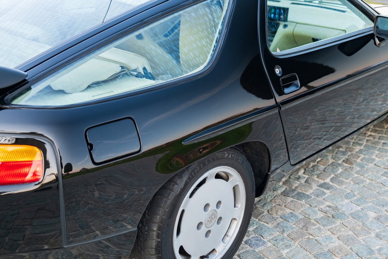 Porsche 928 S4