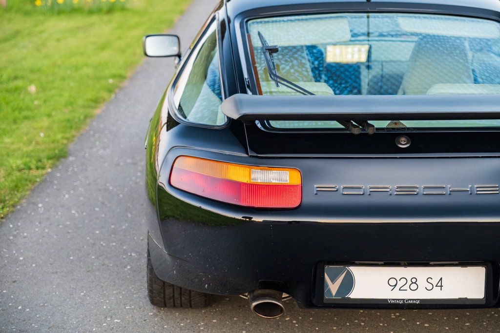 Porsche 928 S4