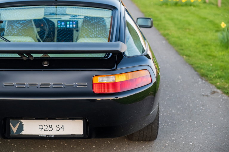 Porsche 928 S4