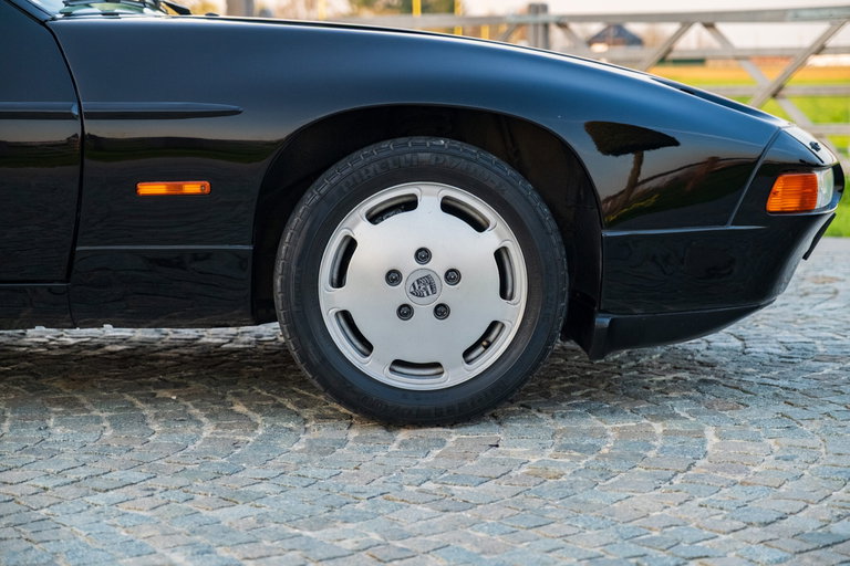 Porsche 928 S4