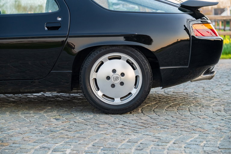 Porsche 928 S4