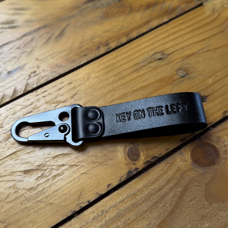 Schlüsselanhänger „Key on the left“ – Karabiner