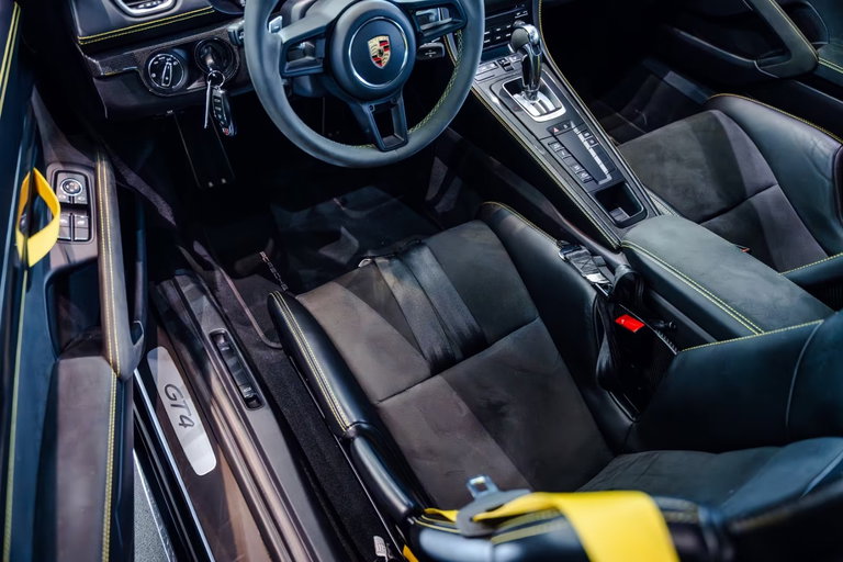Porsche 718 Cayman GT4