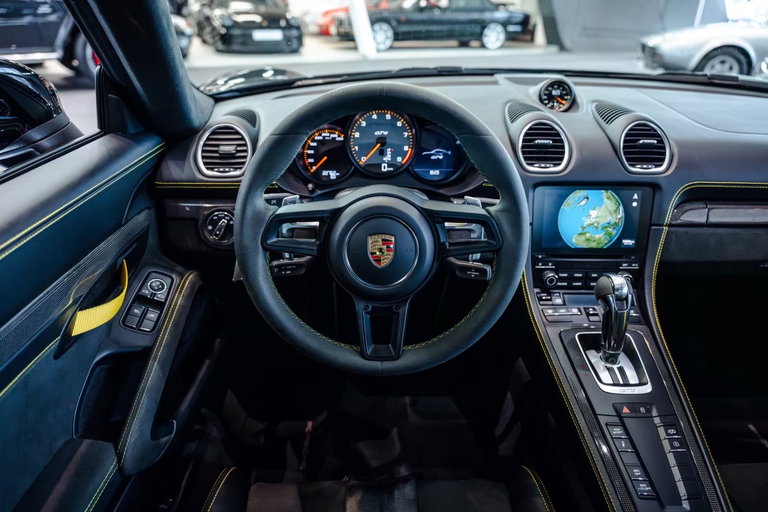 Porsche 718 Cayman GT4