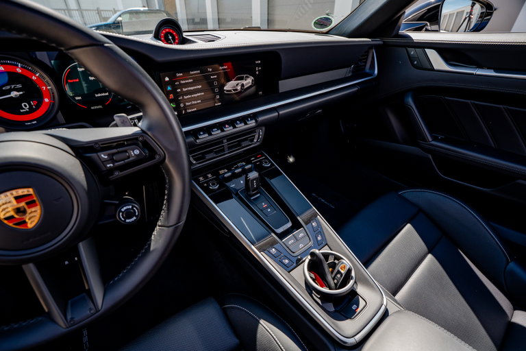 Porsche 992 Carrera 4 GTS