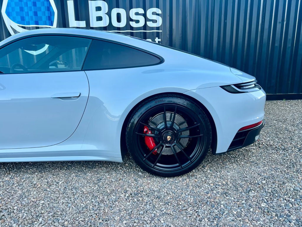 Porsche 992 Carrera 4 GTS