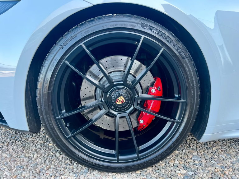 Porsche 992 Carrera 4 GTS