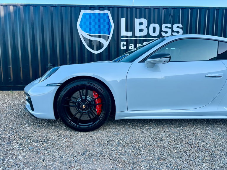 Porsche 992 Carrera 4 GTS