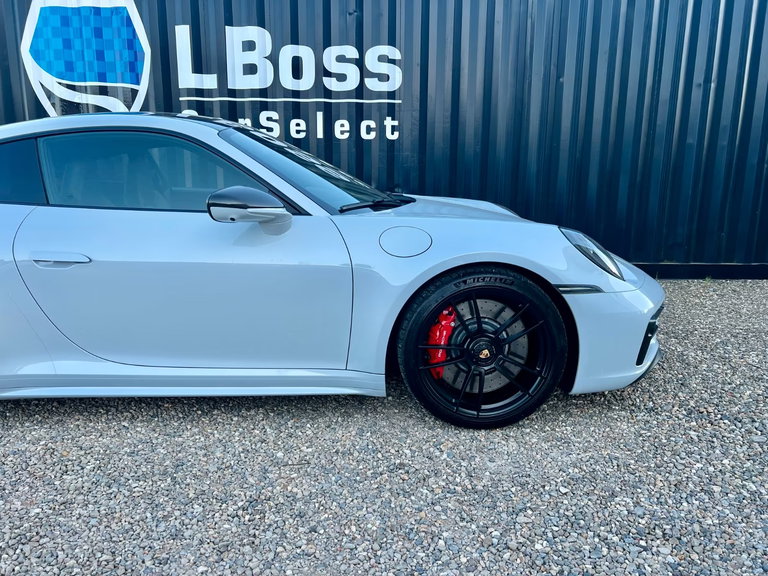 Porsche 992 Carrera 4 GTS