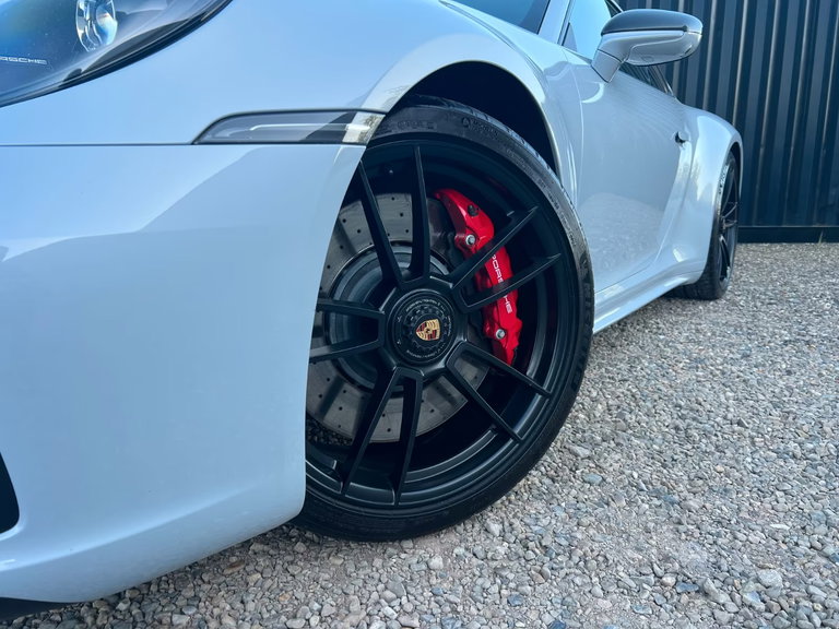Porsche 992 Carrera 4 GTS
