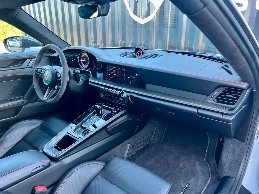 Porsche 992 Carrera 4 GTS