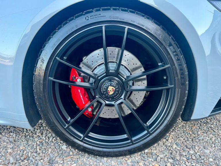 Porsche 992 Carrera 4 GTS