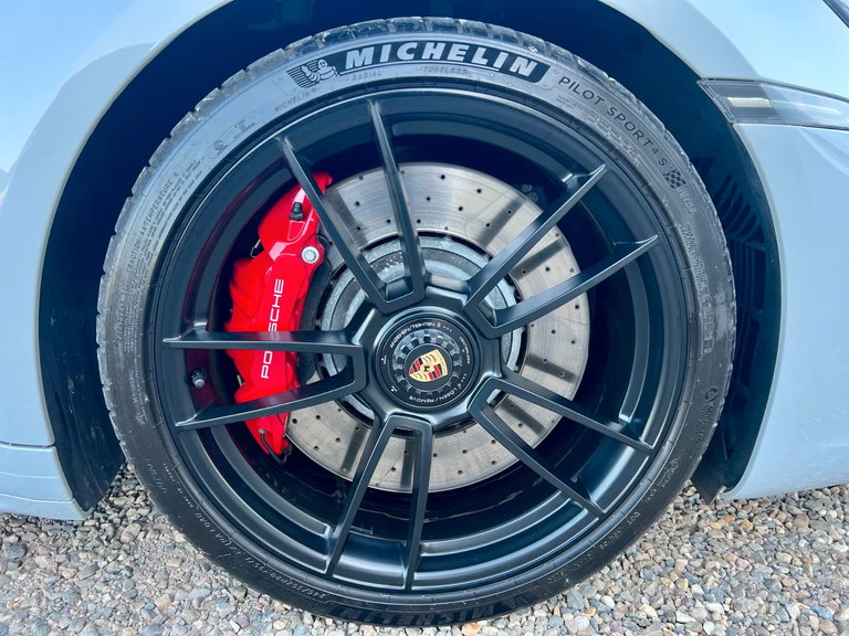 Porsche 992 Carrera 4 GTS