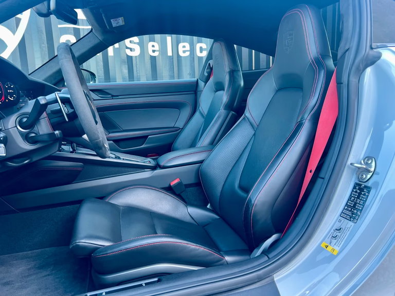 Porsche 992 Carrera 4 GTS