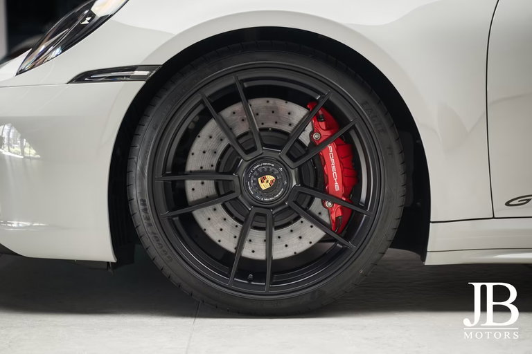 Porsche 992 Carrera 4 GTS