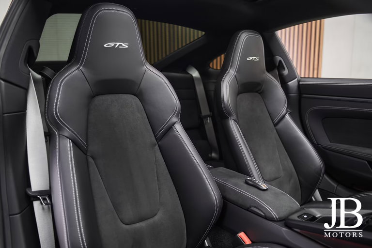 Porsche 992 Carrera 4 GTS