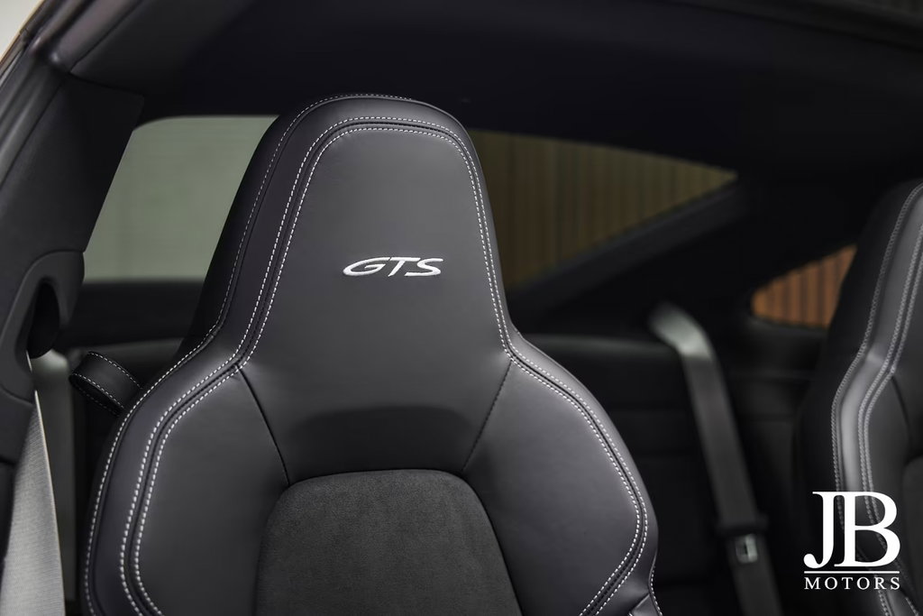 Porsche 992 Carrera 4 GTS