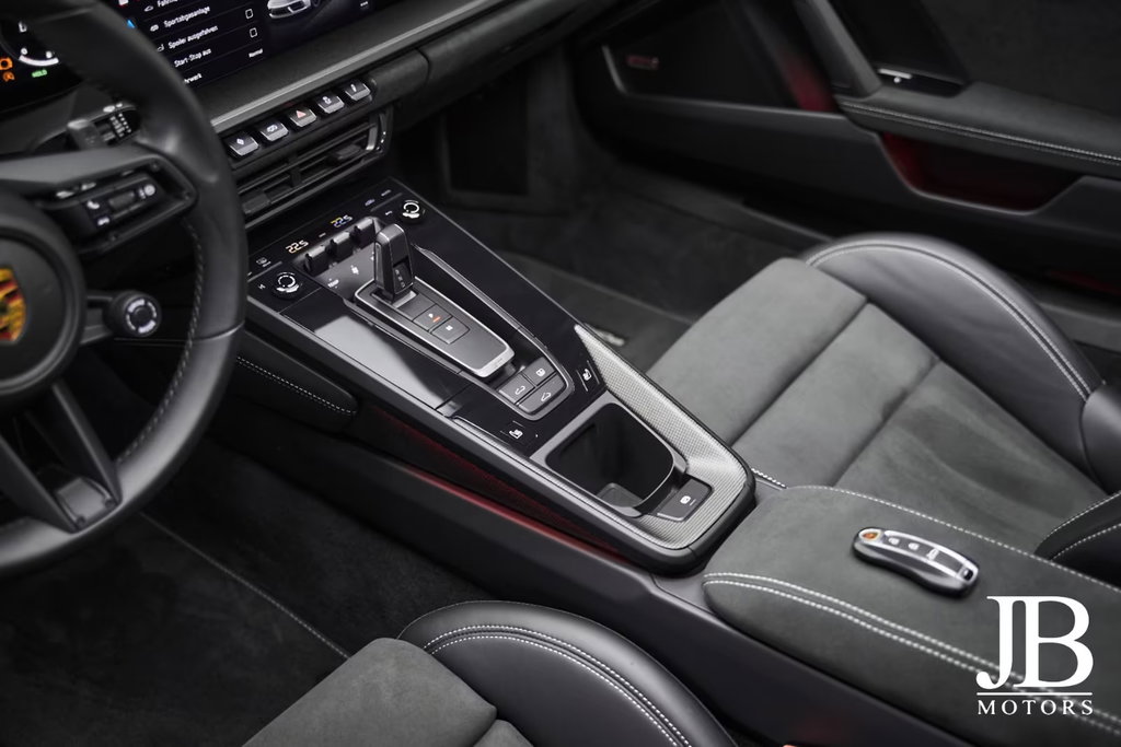 Porsche 992 Carrera 4 GTS