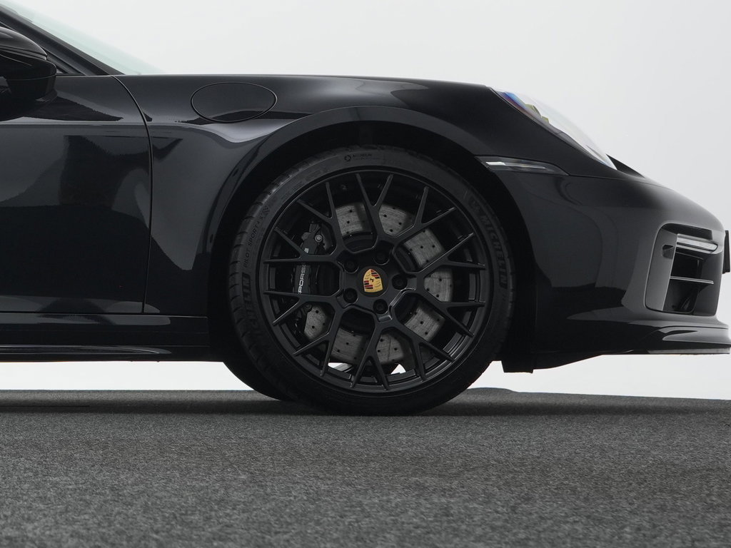 Porsche 992 Carrera 4 GTS