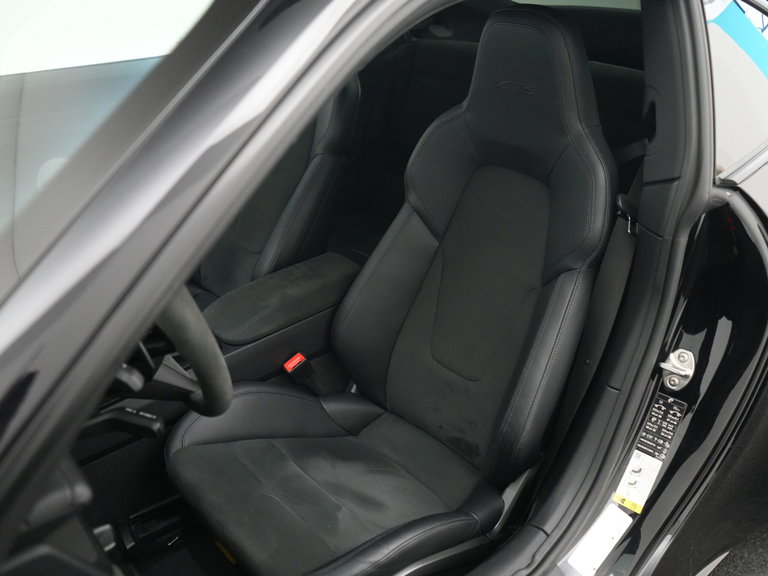 Porsche 992 Carrera 4 GTS