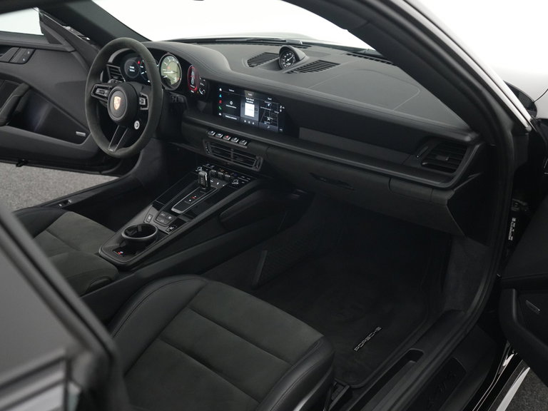 Porsche 992 Carrera 4 GTS