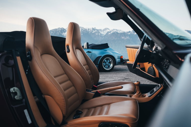 Two WTL Cabriolets in L999 special-order colours – Icons among themselves