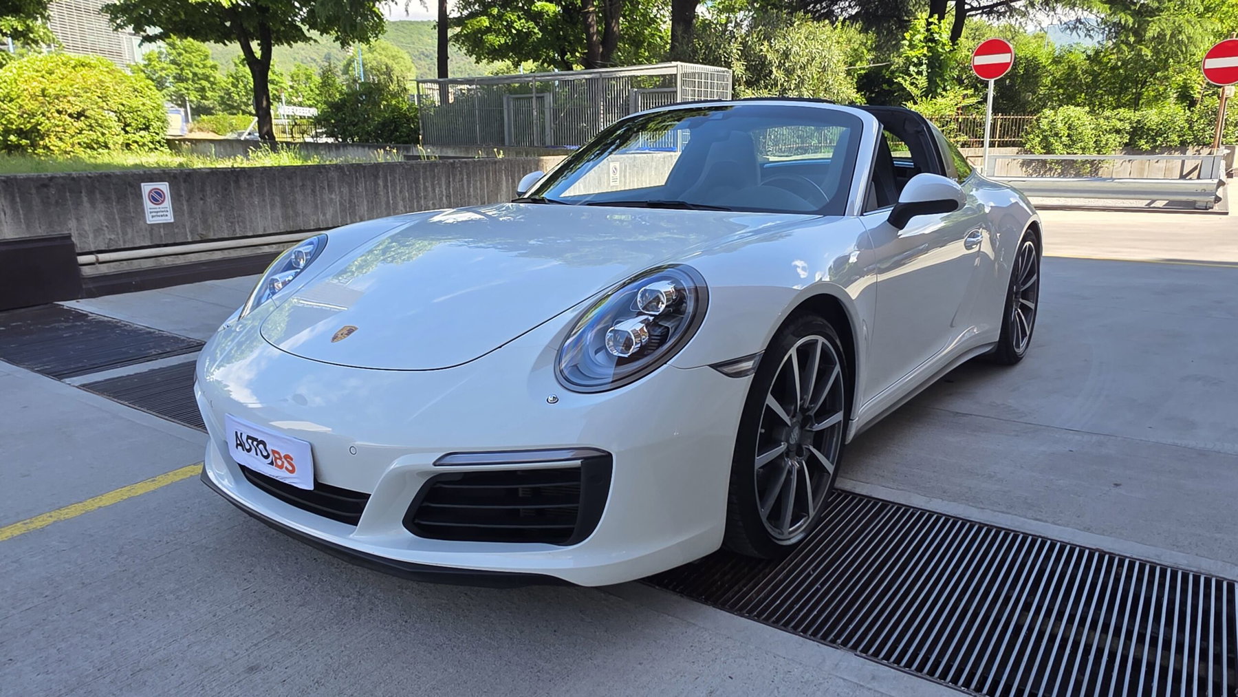 Porsche in Alpin White L90E - Color Overview - elferspot.com