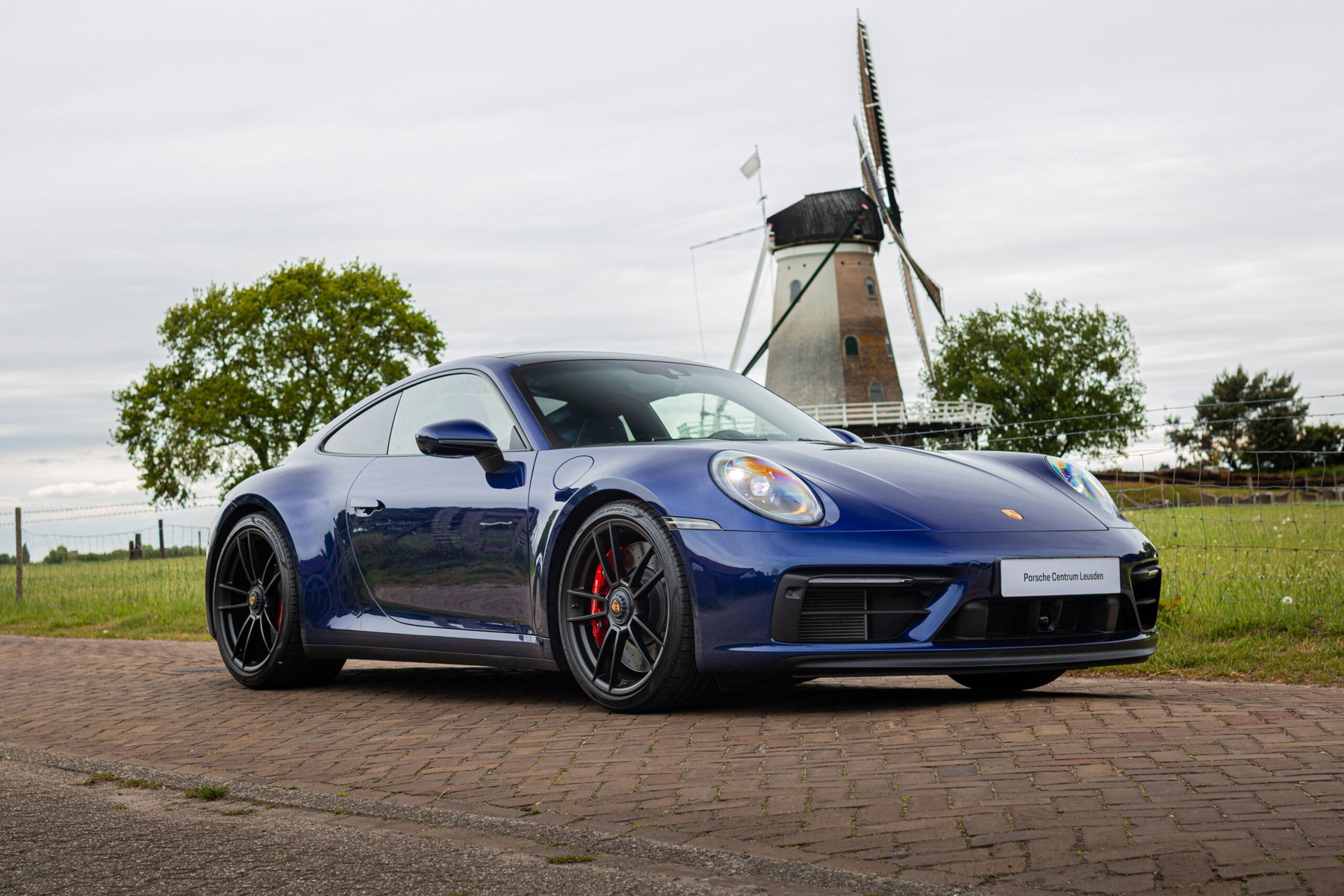 Porsche in Gentian Blue Metallic W96 - Color Overview - elferspot