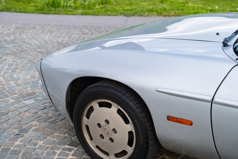 Porsche 928