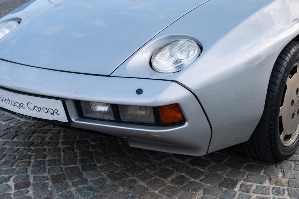 Porsche 928
